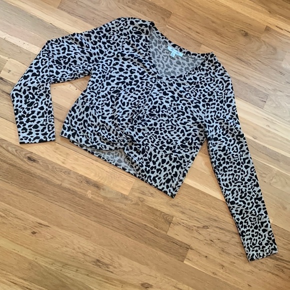 SHE + Sky Cropped Long Sleeve V-Neck Leopard Print Top Black & Gray Women’s L - Picture 1 of 13
